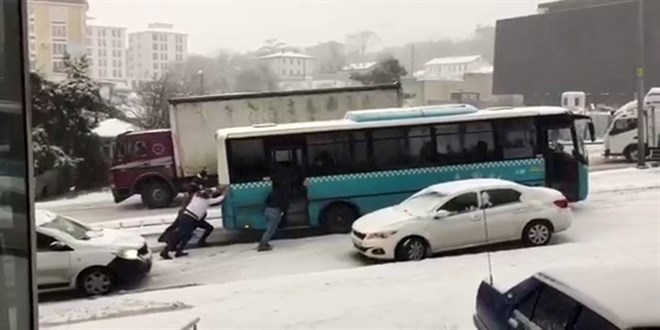 Karda kalan otobüs ve ambulansın imdadına vatandaşlar yetişti