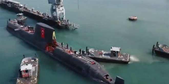 Türkiye'nin ilk milli denizaltısı denizle buluştu