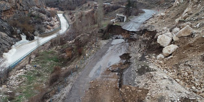 Konya'da heyelan: Yol çöktü, araziler su altında kaldı