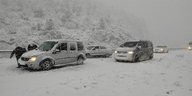 Konya-Antalya karayolunda ulaşıma 'kar' engeli