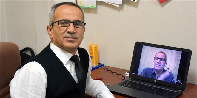 Matematik profesörü, binlerce kişiye gönüllü eğitim verdi