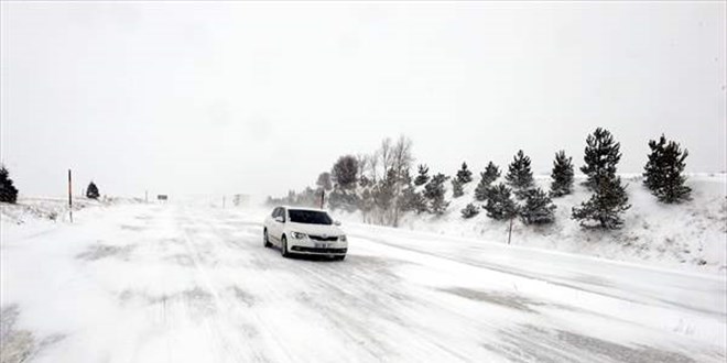 Tokat-Sivas kara yolunda kar nedeniyle ulamda aksamalar yaanyor