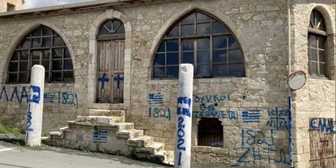 Camiye 'haç' resmi çizip, 'Türklere ölüm' tehditleri yazdılar