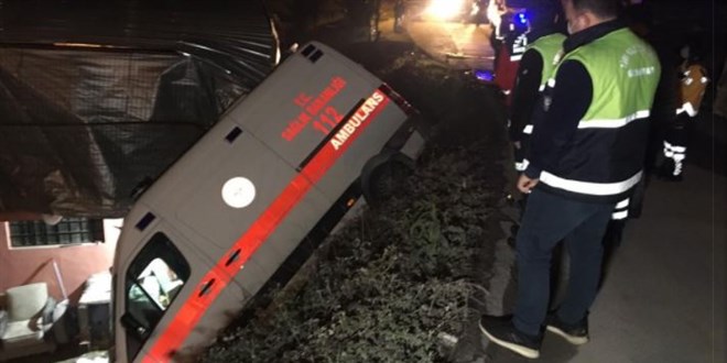 Ümraniye'de ambulans kaza yaptı