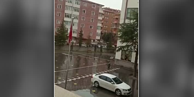 8 yaşındaki çocuk yağmur altında İstiklal Marşı okudu: İşte o anlar
