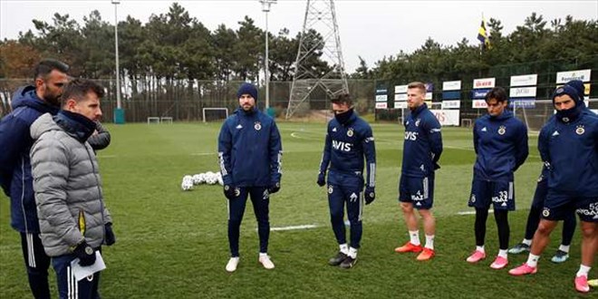 Emre Belözoğlu, Fenerbahçe'nin başında ilk idmanına çıktı