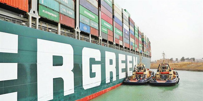 Deniz trafiği Süveyş'te kabusu yaşıyor