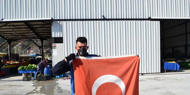 Zabıta, kara yolunda gördüğü Türk bayrağını yerde bırakmadı