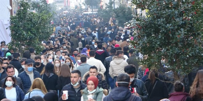 Kısıtlama öncesi İstiklal Caddesi'nde insan seli