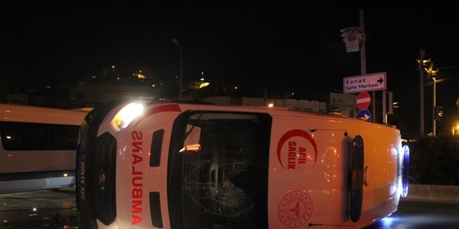 Kavakta meydana gelen kazada ambulans yan yatt: 1 yaral