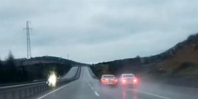 Yol verme tartmasna girip trafii byle tehlikeye soktular