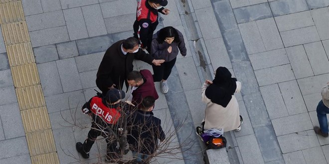 Kimlik soran polislere küfretti, su fırlattı, tabure atmaya çalıştı!