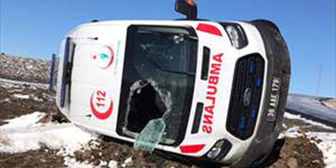 Hasta almaya giderken devrilen ambulanstaki acil tıp teknisyeni yaralandı