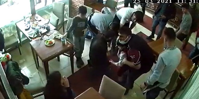Restoran işletmecisinin nefes borusuna et kaçan çocuğu kurtarma anı kamerada