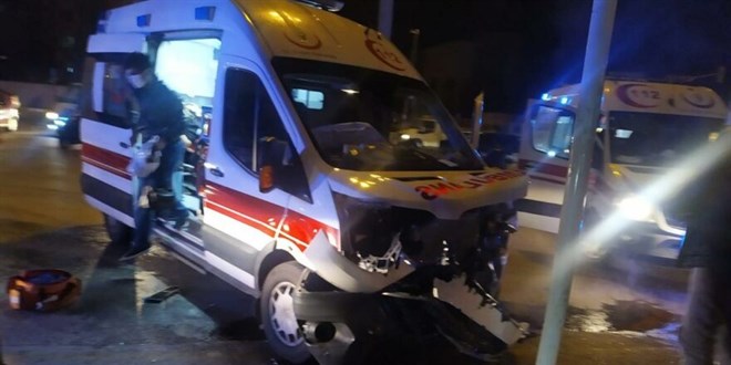 Balıkesir'de ambulansında karıştığı kazada 4 kişi öldü, 2 kişi yaralandı