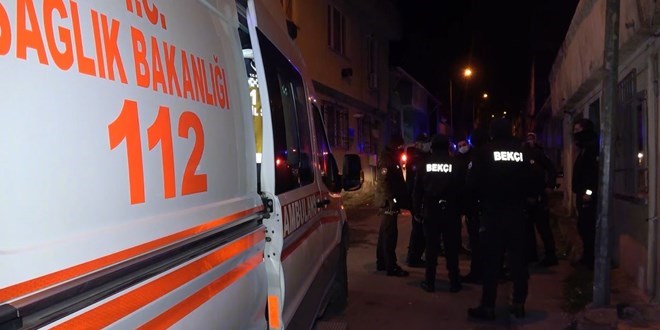 Kısıtlamada 'dur' ihtarına uymayan kadın sürücü bekçiye çarptı