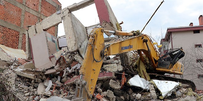 İş makinesi operatörü, yıkım yaptığı binanın altında kaldı