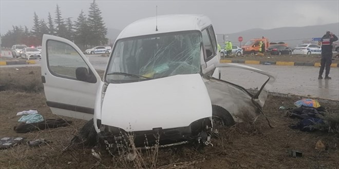 Isparta'da iki aracın çarpışması sonucu 3 kişi öldü, 8 kişi yaralandı