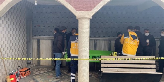 Cami tuvaletinde yanında bıçak olan ceset bulundu