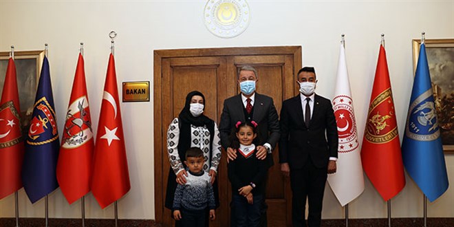 Bakan Akar, Anıtkabir hayali gerçek olan Hira ile görüştü
