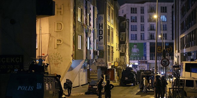 Terör örgütü elebaşının posterini açan 5 kişi yakalandı