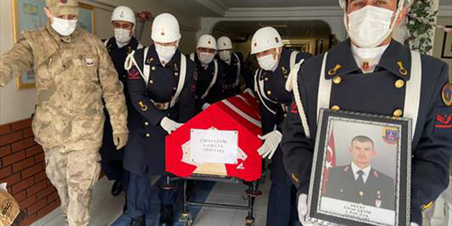 Astsubay devrilen otomobilde hayatını kaybetti