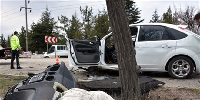 Kırıkkale'de iki otomobil çarpıştı: 1'i polis 2 yaralı