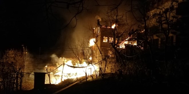 Artvin'de çıkan yangında ilk belirlemelere göre 4 ev yandı