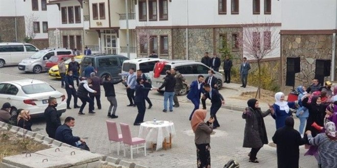 İzinli kına eğlencesinde sosyal mesafe ve maske kuralları ihlal edildi