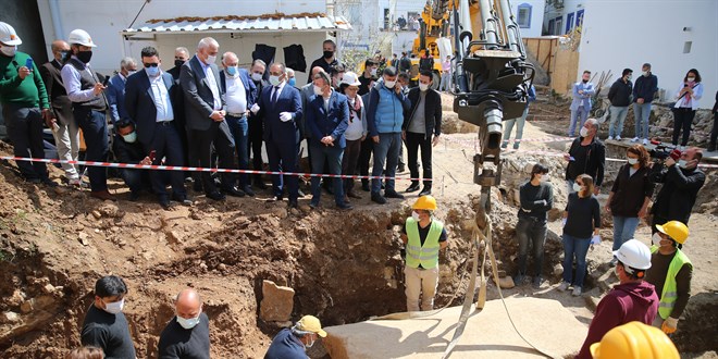 Bakan Ersoy, Bodrum'da 2 bin 400 yıllık lahit kapağını açtı
