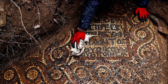 İzmir'de kaçak kazı sırasında 1500 yıllık mozaik bulundu