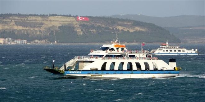 Gökçeada ve Bozcaada feribot seferlerine fırtına engeli