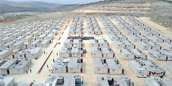 İdlib'te çadırda yaşayan Suriyelilere Kızılay'dan briket ev