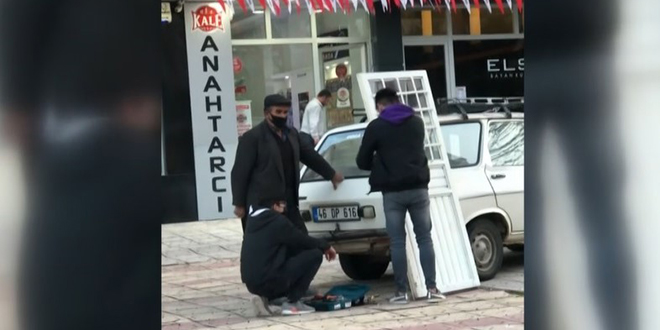 Servis ücreti ödememek için kapıyı söküp tamirciye getirdi