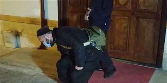 Karaman'da yatsı namazından sonra camide mahsur kalan vatandaşı polis kurtardı