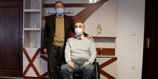 Yürüme engelli avukat azmiyle örnek oluyor