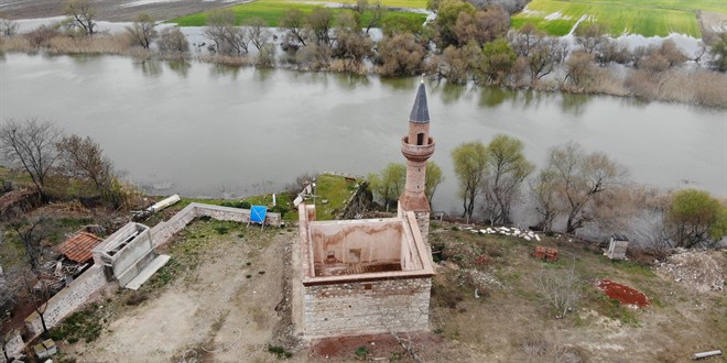 613 yllk caminin imam var, cemaati ve ats yok