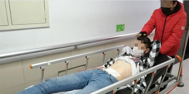 Karnından bıçaklanan genç, sedyede şarkı söyledi: Hayat sinemamızı ağlattılar