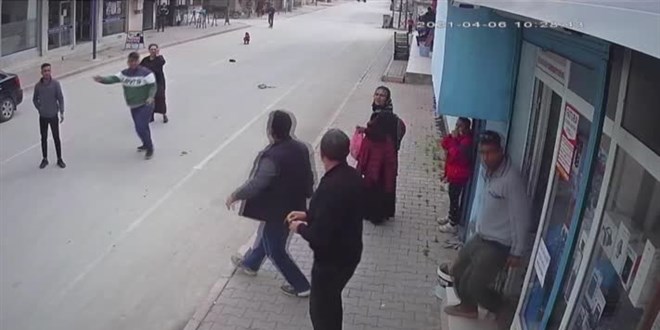 Kapka maduru iki kardein yerde srklenmesi kameraya yansd