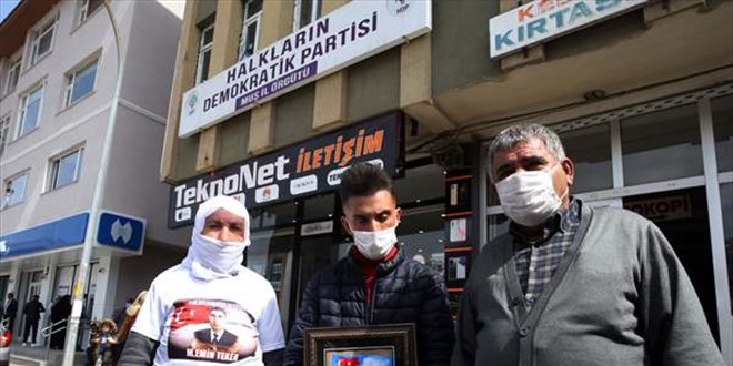 Muş'ta çocukları dağa kaçırılan 2 aile, HDP binası önünde oturma eylemi yaptı