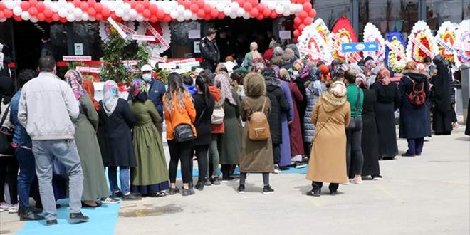Açılışında sosyal mesafe kuralı ihlal edilen market kapatıldı