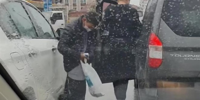Düzce'de iç ısıtan görüntü: Montunu mendil satan çocuğa giydirdi