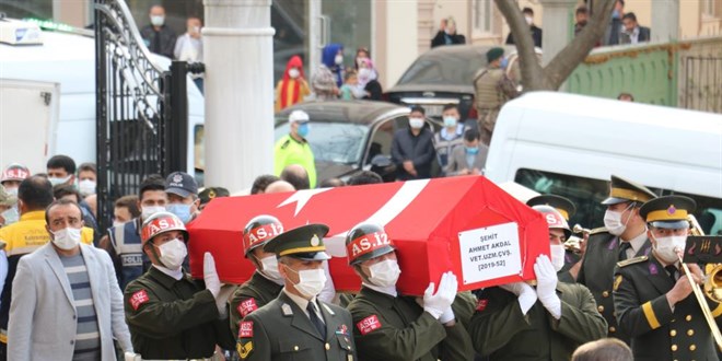 Şehit iki uzman çavuş göz yaşları arasında toprağa verildi