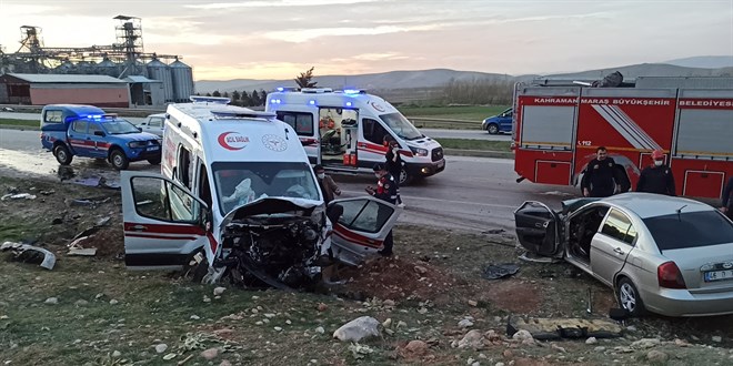 Ambulans ile otomobil arpt: 3 l, 3 yaral