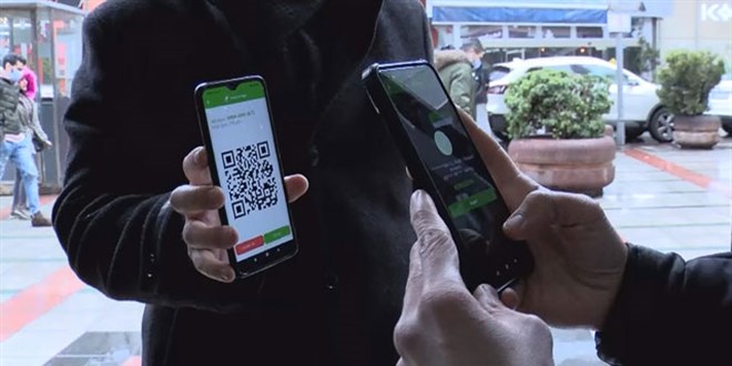 Koronavirüs testi pozitif çıkanlar sokaklarda bu yöntemle dolaşıyor