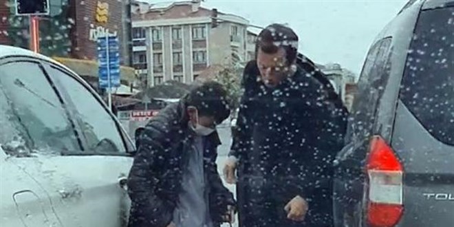 Yürekleri ısıtan hareket: Montunu mendil satan çocuğa verdi!