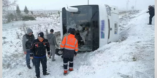 Konya'da tur otobüsü devrildi: 1 ölü, 12 yaralı
