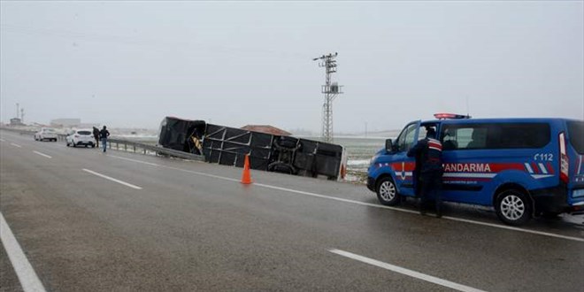Krehir'de yolcu otobs devrildi: 13 yaral