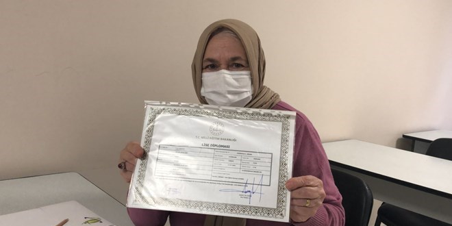 75 yaşında liseyi bitirdi, üniversiteye hazırlanıyor