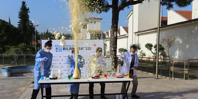 Belediye Başkanı'nın öğrencilerle yaptığı deney sırasında yaşananlar gülümsetti